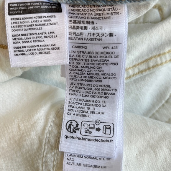 Levi’s High Waisted Mom Shorts, White, Raw Hem, Cool Bleached Style, Size 25 NWT - Picture 4 of 7